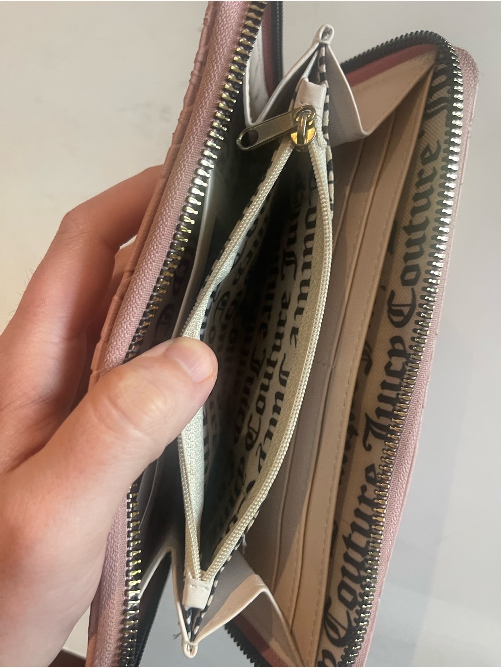 Juicy Couture Wallet Organizer- Clutch Embossed Logo-Front Zip & Zip Around - Picture 4 of 6